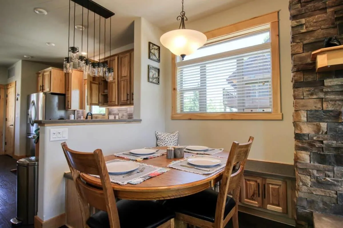 Dining area in Modern 3bd cabin in Edgewater