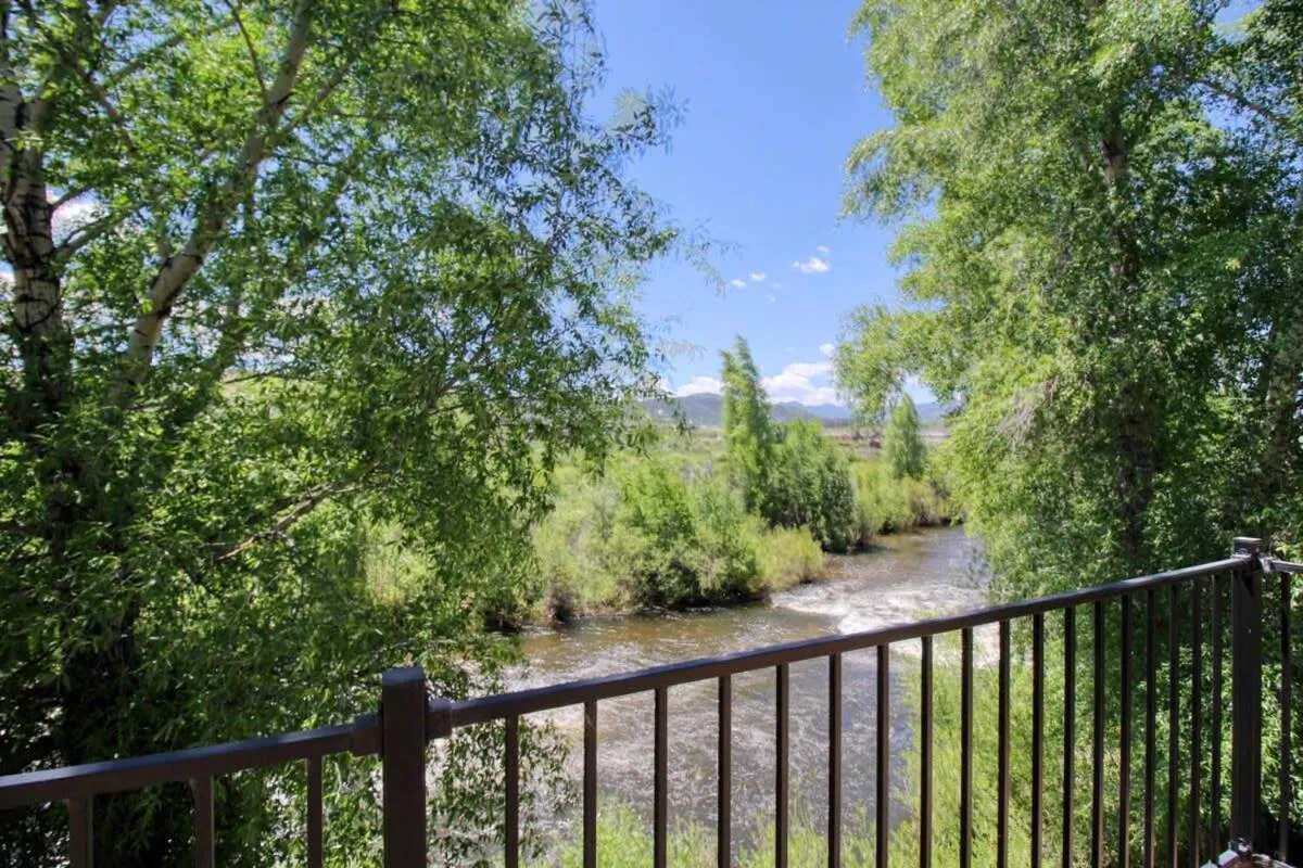 Lake view in Modern 3bd cabin in Edgewater