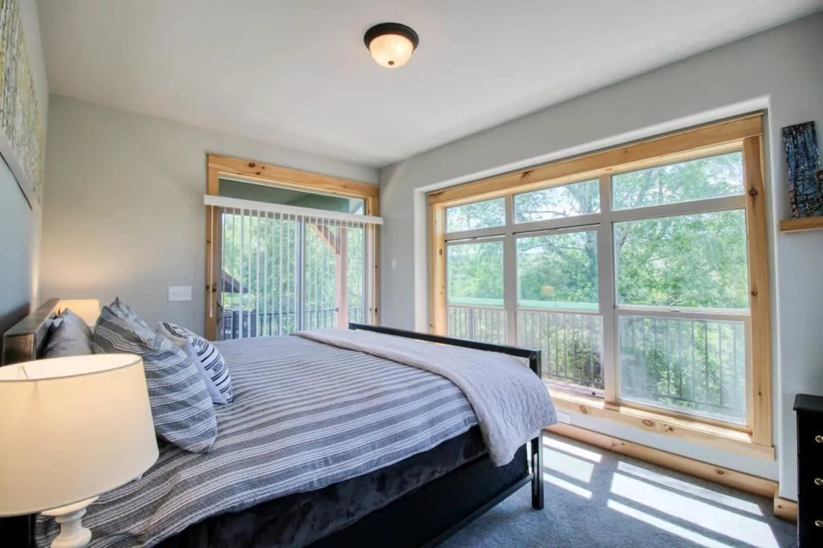 Bed in Modern 3bd cabin in Edgewater