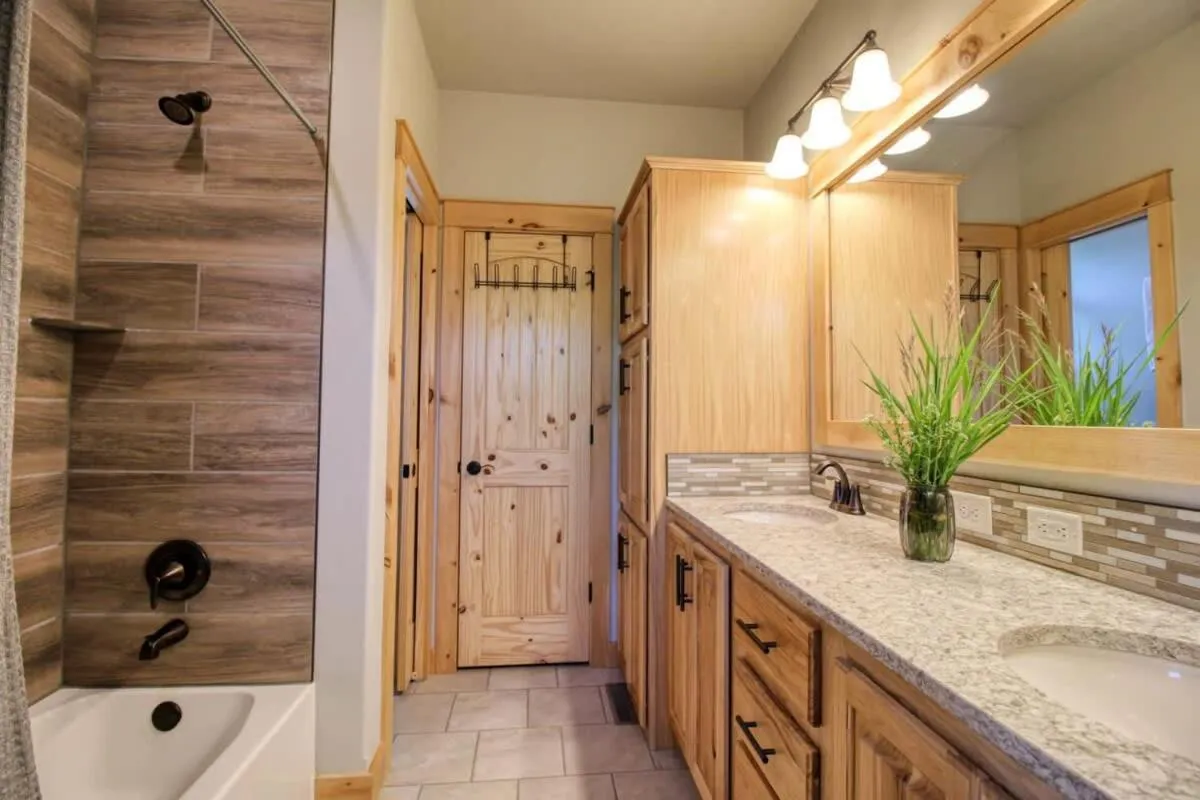 Shower in Modern 3bd cabin in Edgewater