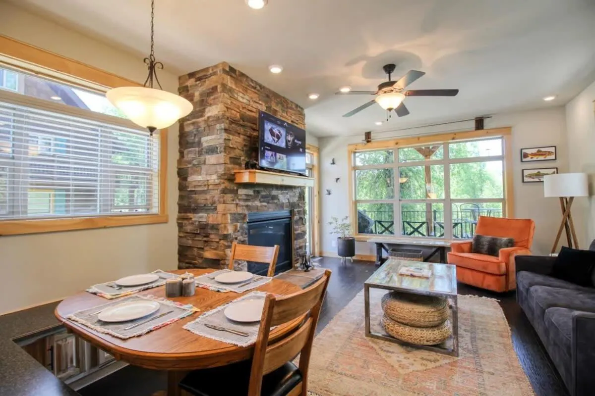 TV and multimedia in Modern 3bd cabin in Edgewater