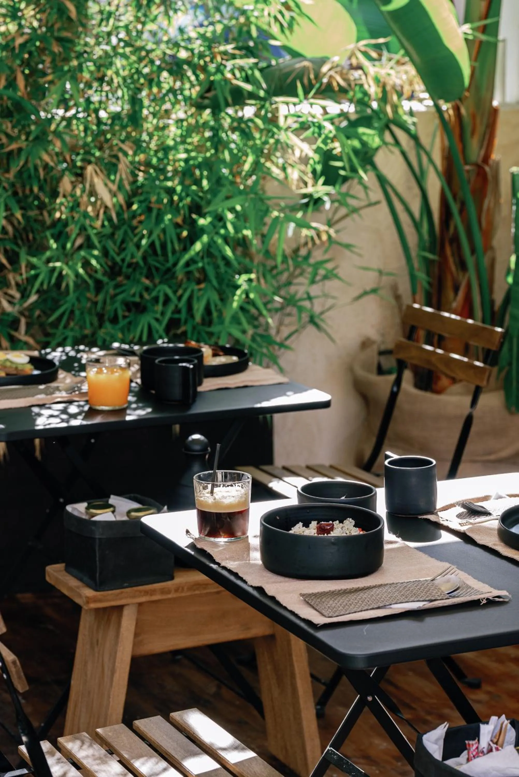 Restaurant/places to eat in Amalen Suites Adults Only