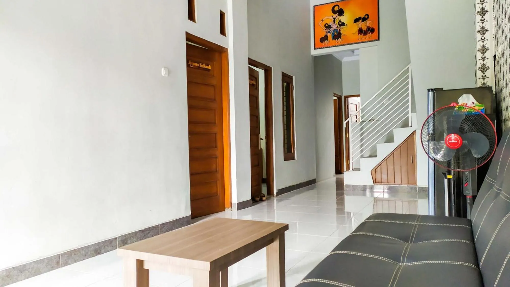 Seating area in Omah Leren Mitra RedDoorz near Gembiraloka Zoo Yogyakarta