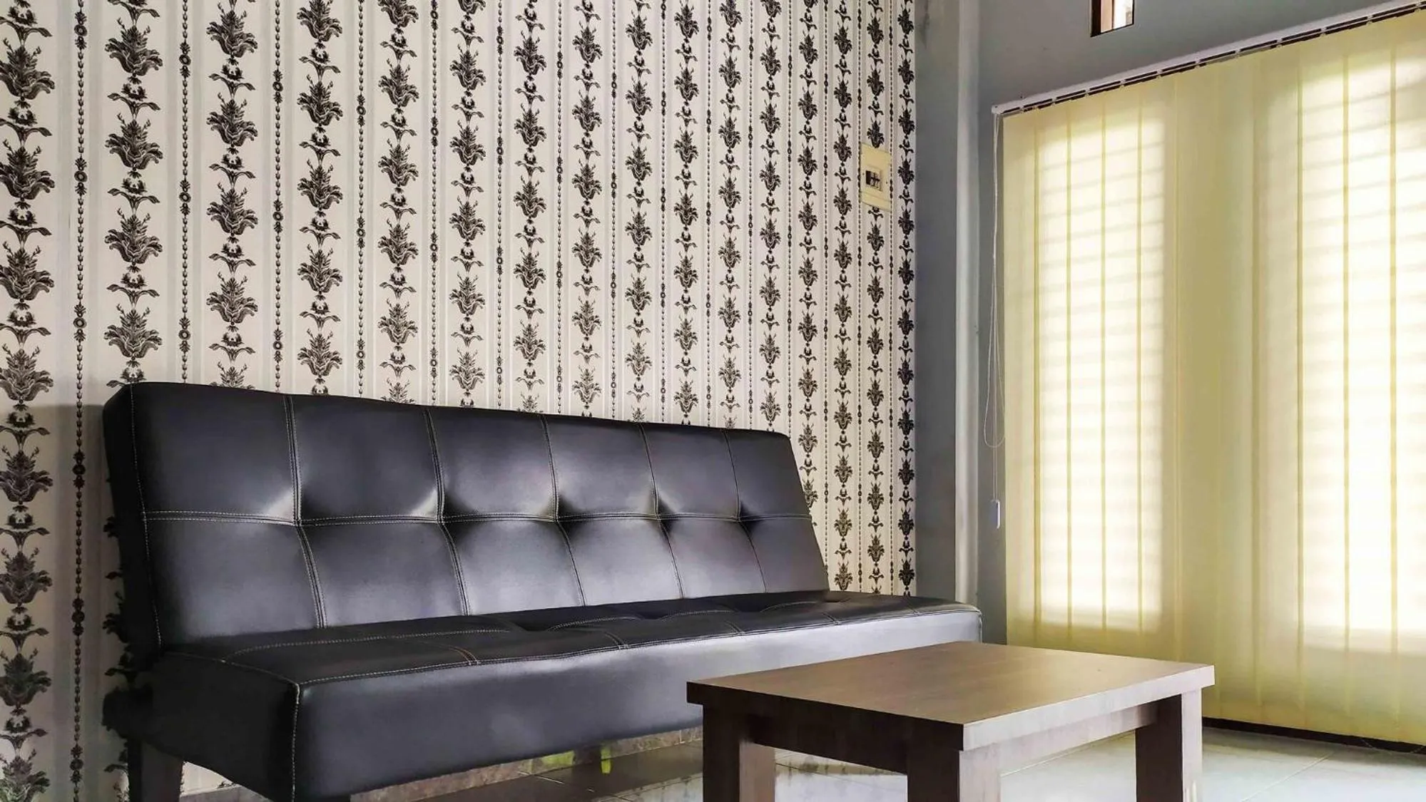 Seating area in Omah Leren Mitra RedDoorz near Gembiraloka Zoo Yogyakarta