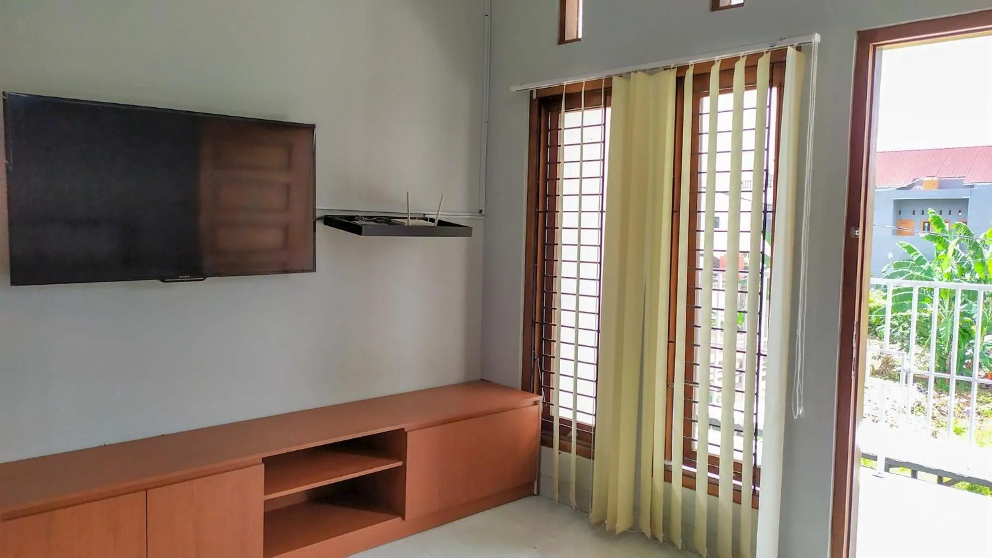 TV and multimedia in Omah Leren Mitra RedDoorz near Gembiraloka Zoo Yogyakarta