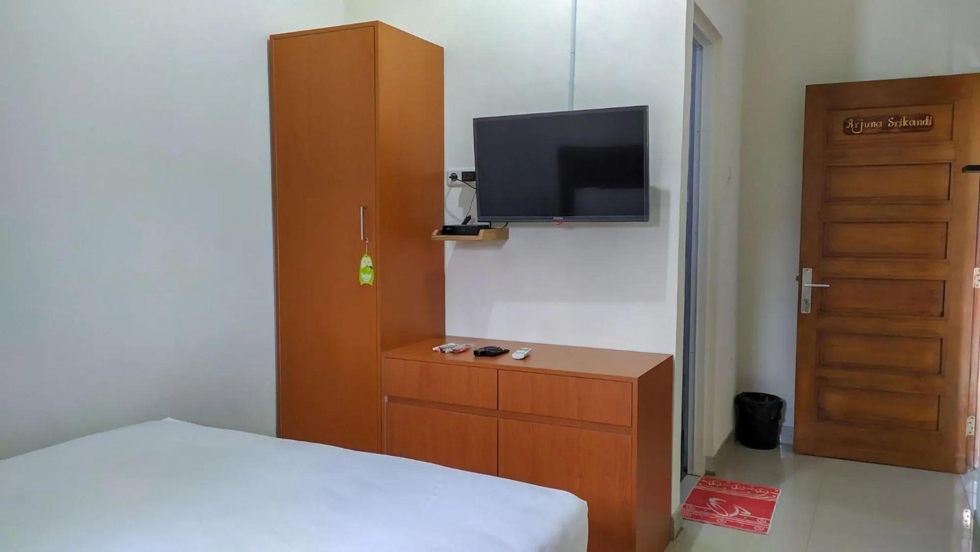 Bed in Omah Leren Mitra RedDoorz near Gembiraloka Zoo Yogyakarta