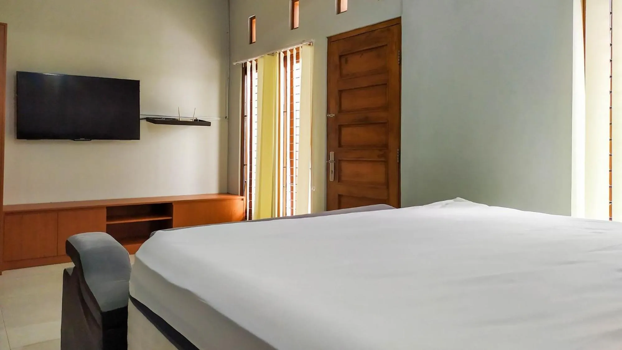 Bed in Omah Leren Mitra RedDoorz near Gembiraloka Zoo Yogyakarta