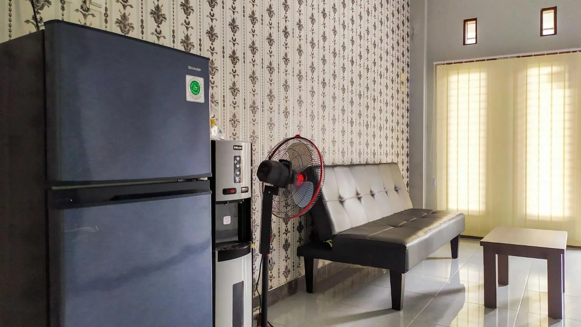 Seating area in Omah Leren Mitra RedDoorz near Gembiraloka Zoo Yogyakarta