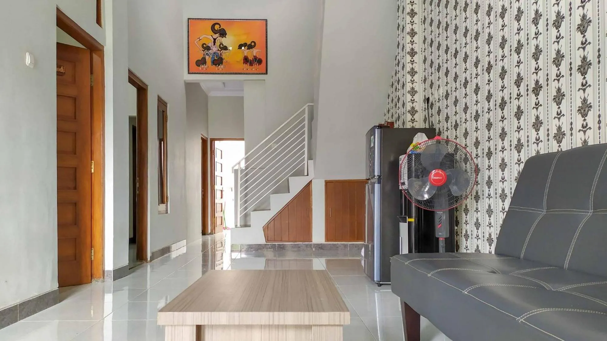 Seating area in Omah Leren Mitra RedDoorz near Gembiraloka Zoo Yogyakarta