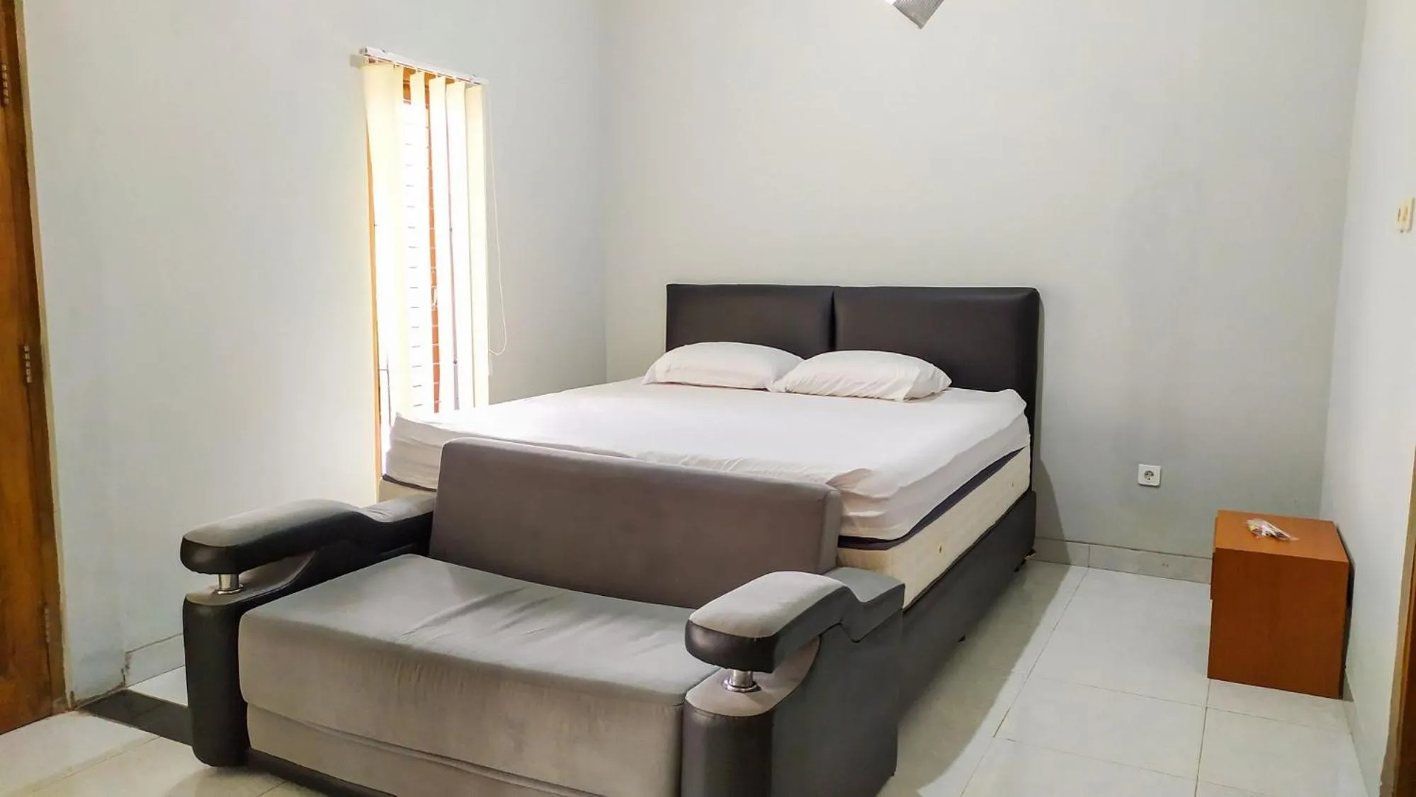 Bed in Omah Leren Mitra RedDoorz near Gembiraloka Zoo Yogyakarta