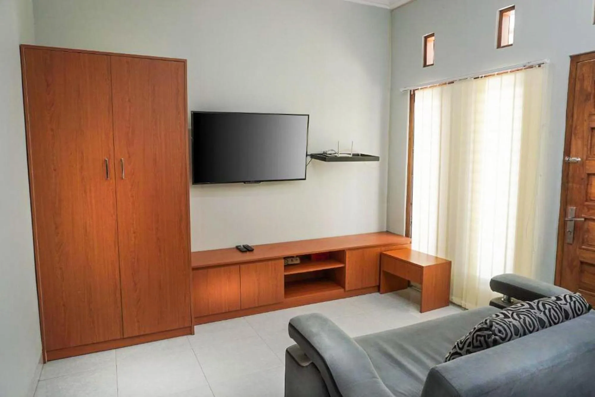 Bed in Omah Leren Mitra RedDoorz near Gembiraloka Zoo Yogyakarta