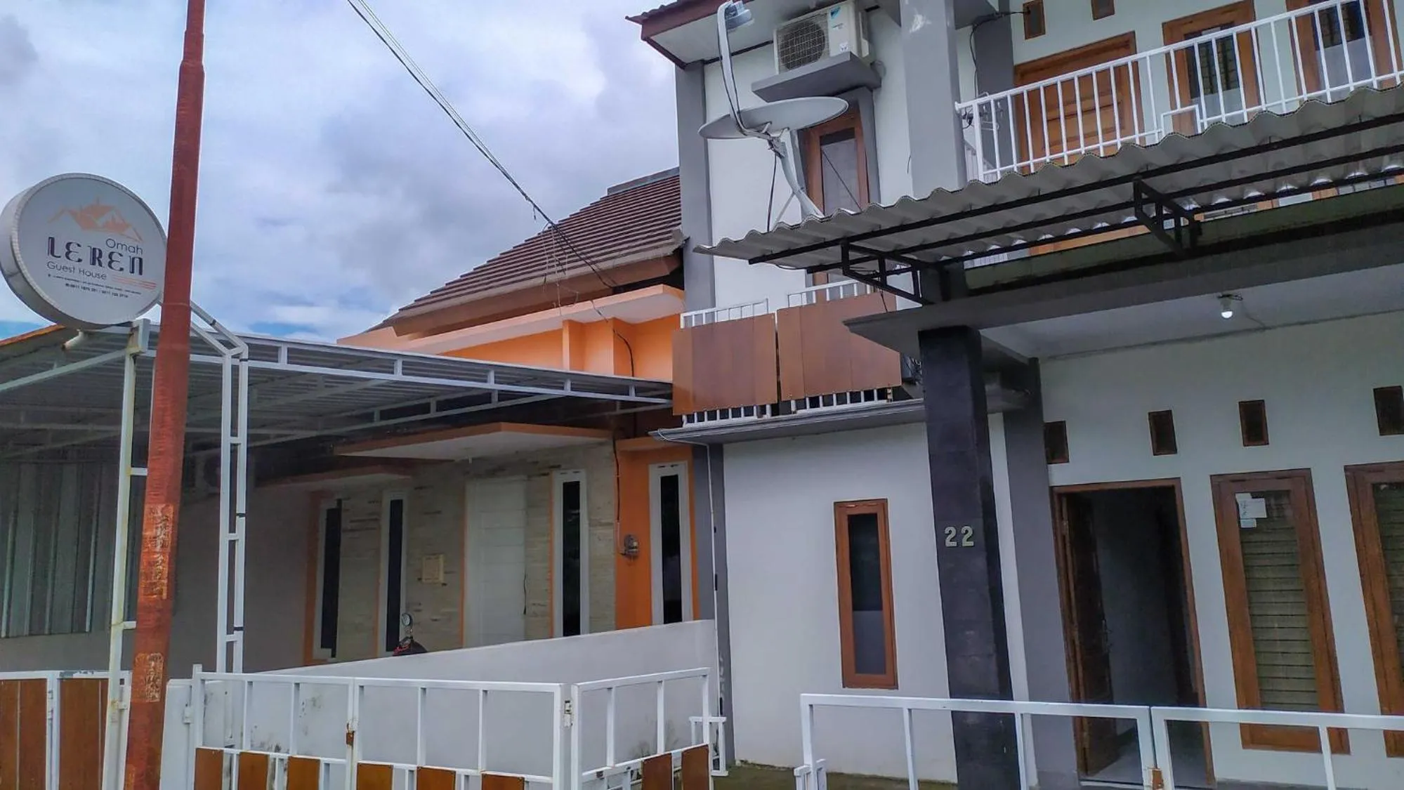 Property building in Omah Leren Mitra RedDoorz near Gembiraloka Zoo Yogyakarta