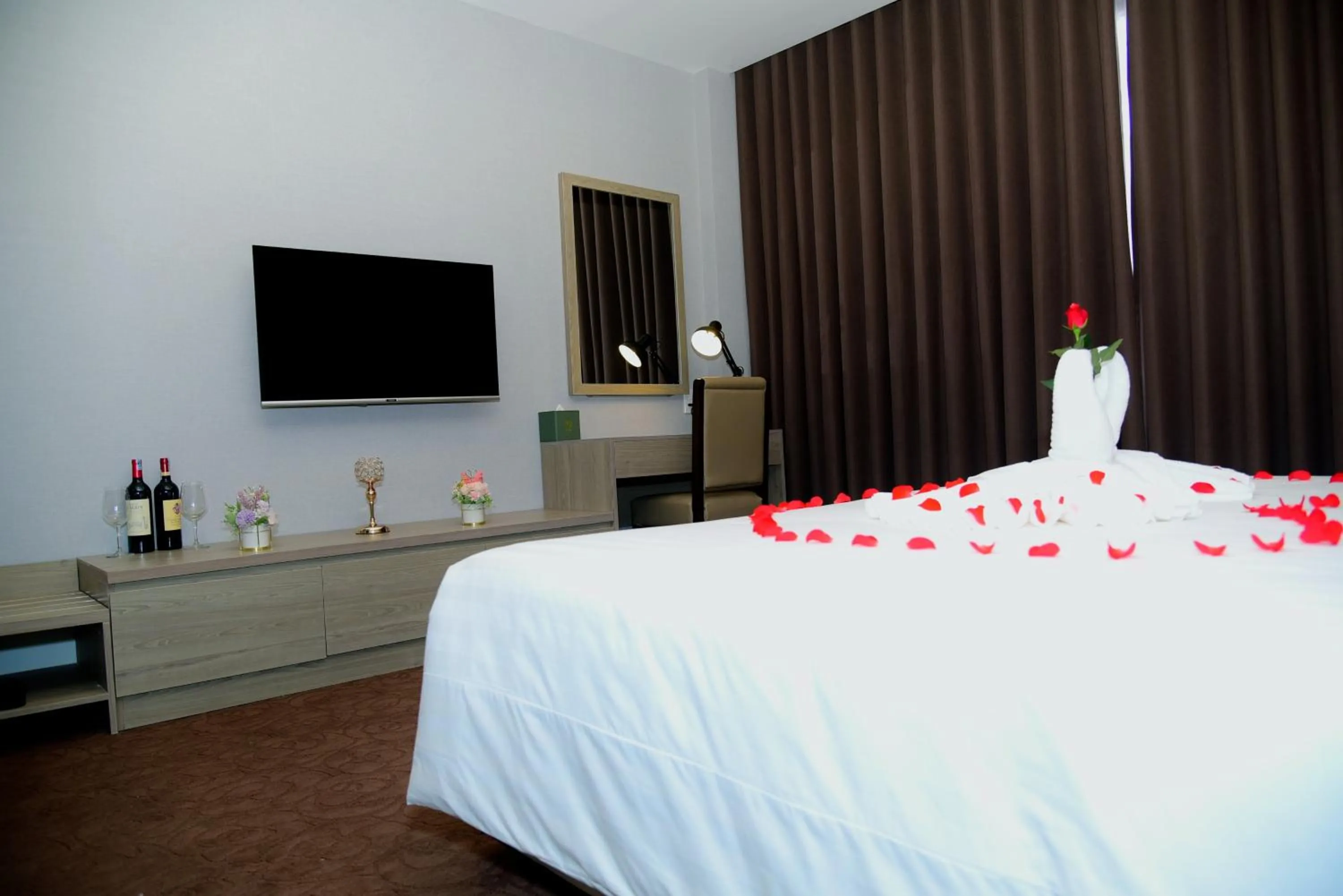 Communal lounge/ TV room, Bed in Hera Luxury Hotel