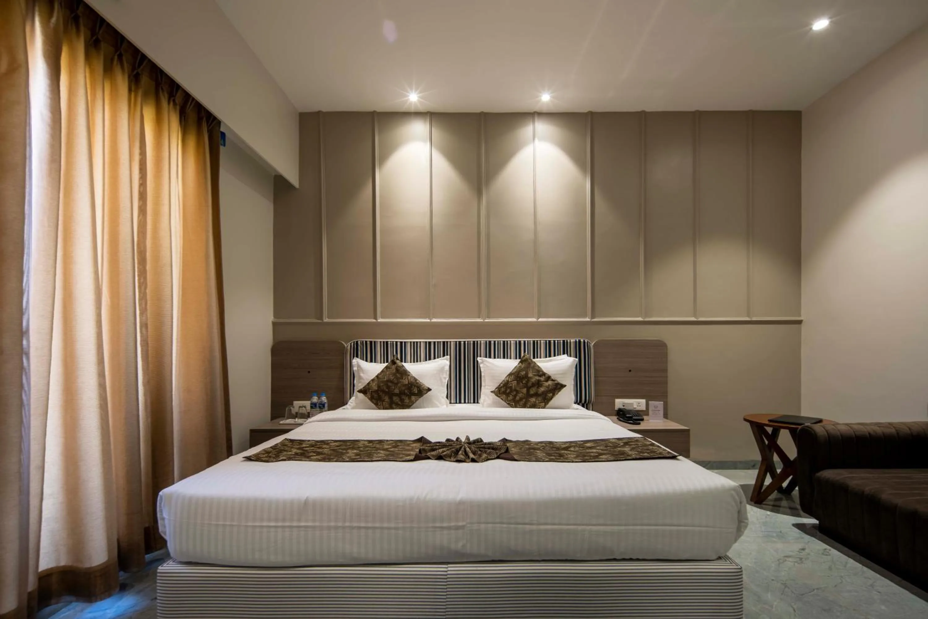 Bed in Hotel Bafna Lawn