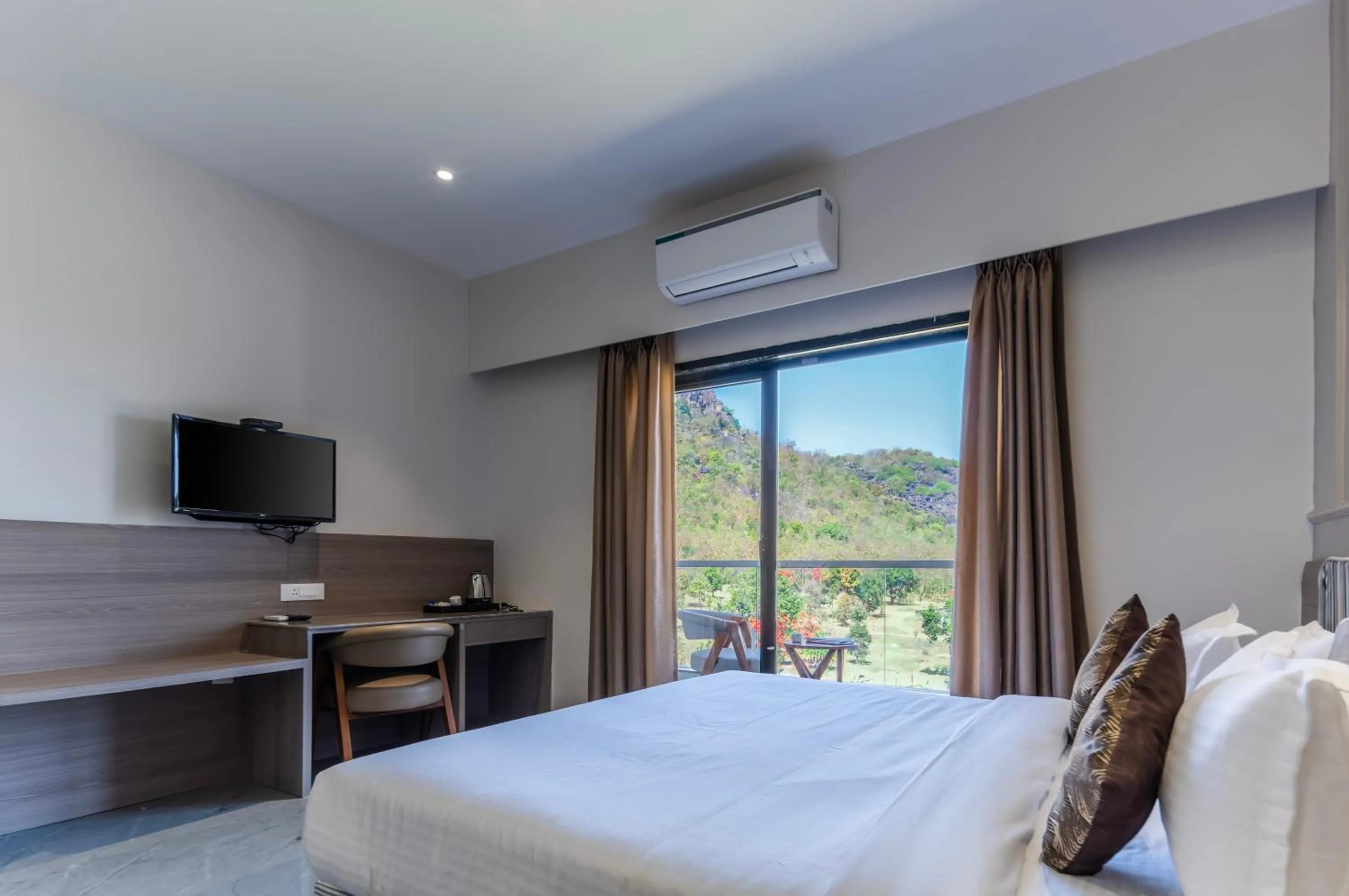 Bed in Hotel Bafna Lawn