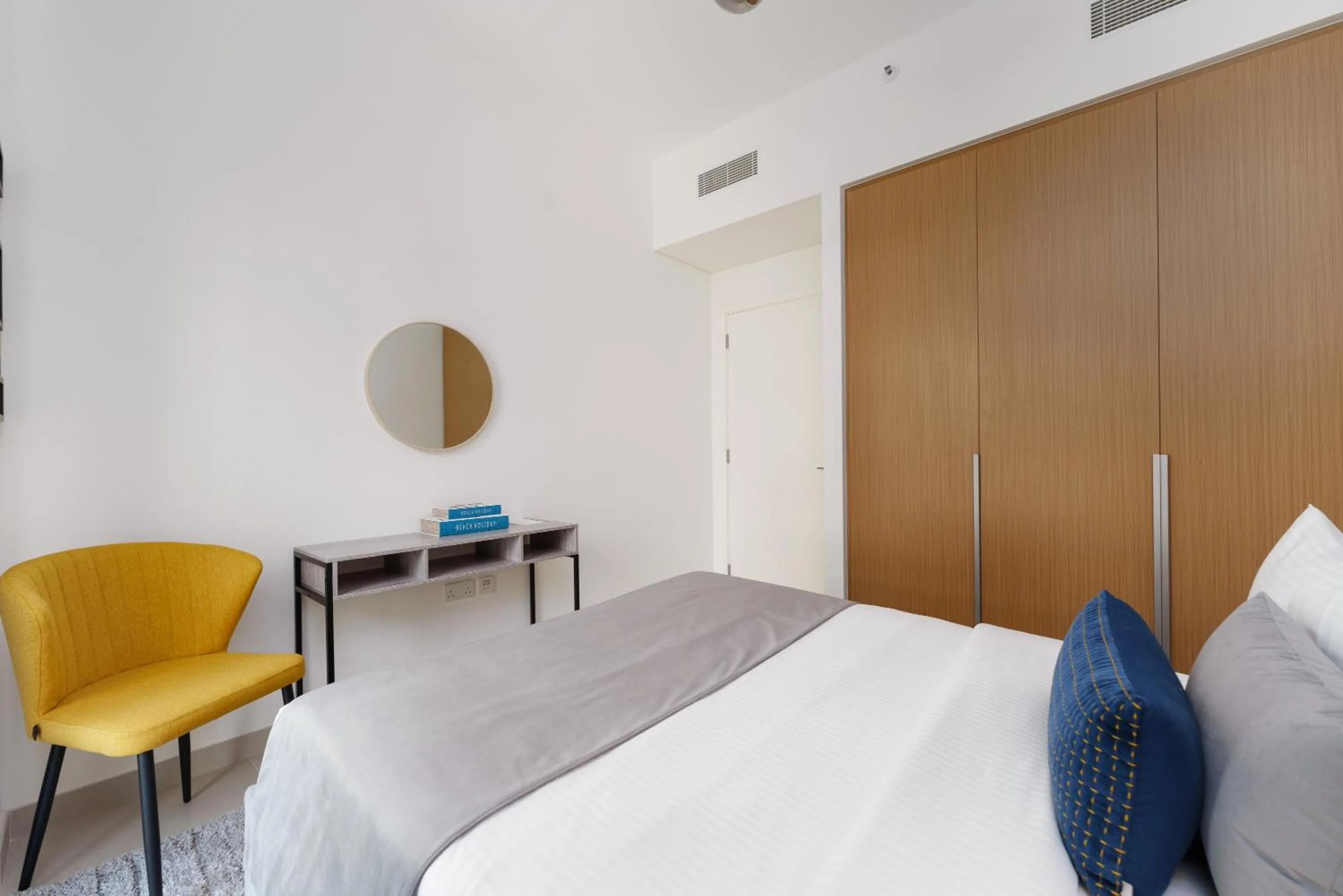 Bed in Maison Privee - Alluring Modern Apt in Dubai Creek Beach