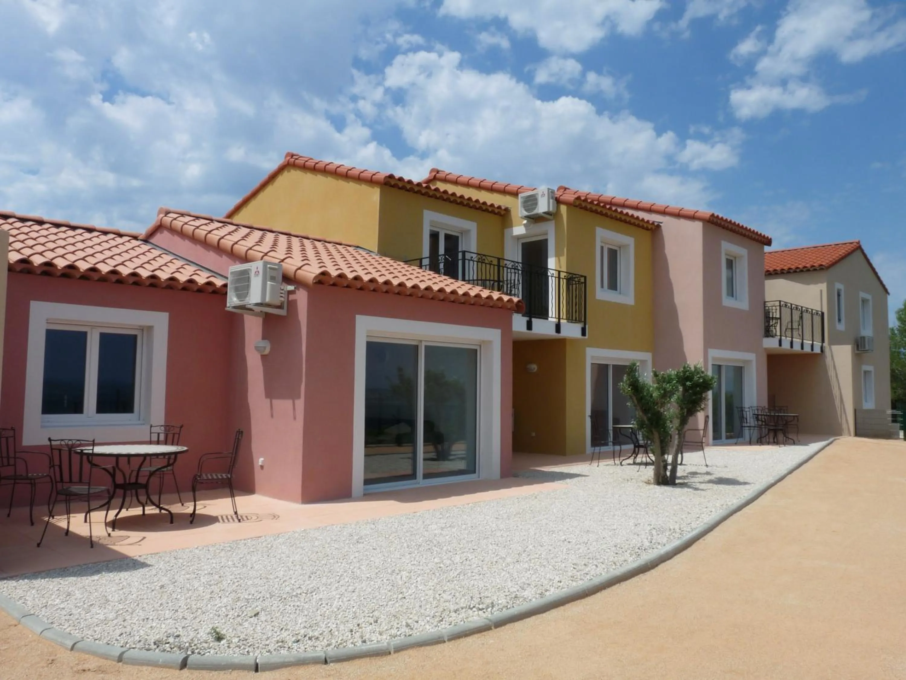 Facade/entrance in Appart'hotel Résidence La Provence