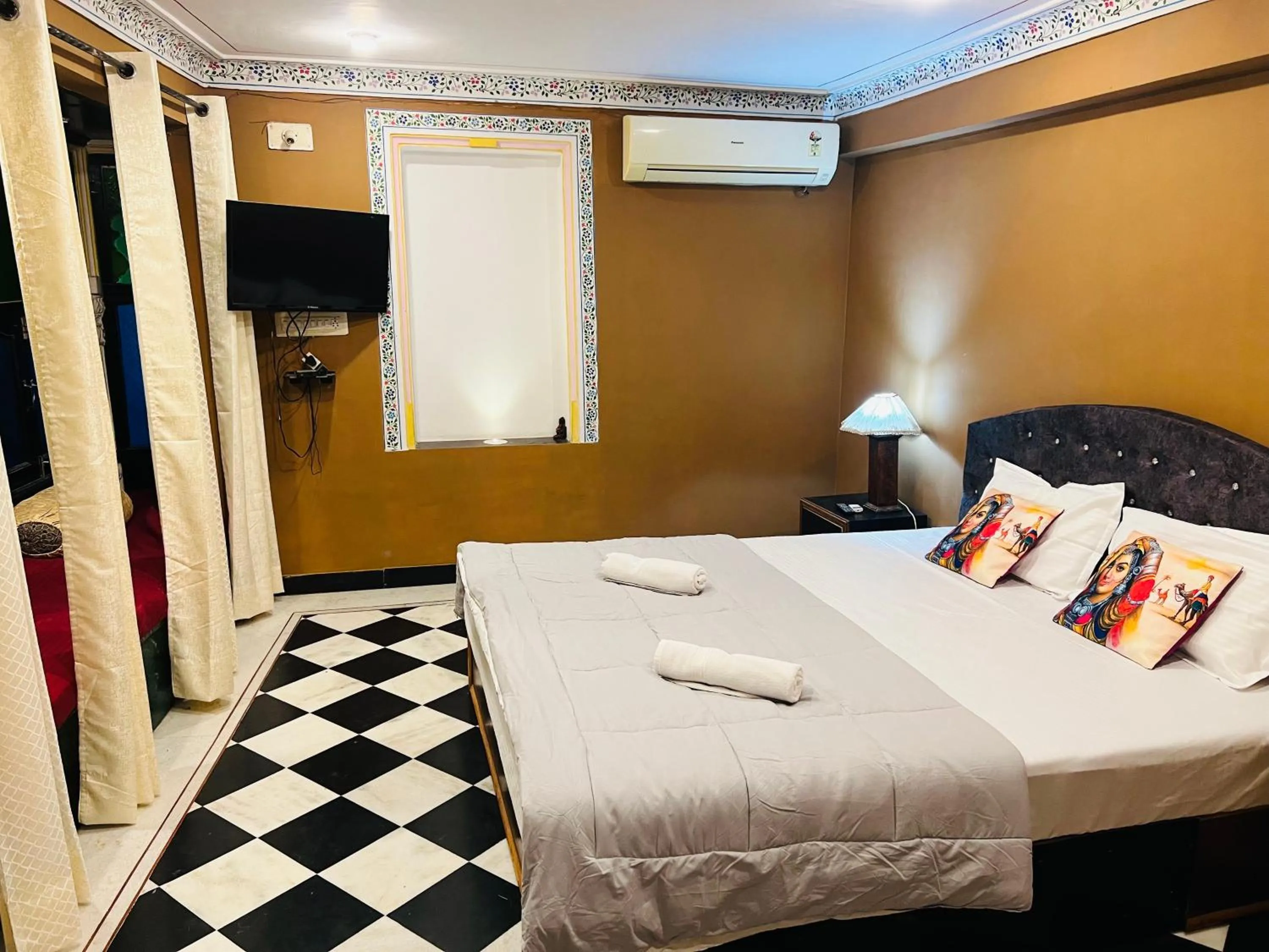 Living room, Bed in Hotstel Udaipur