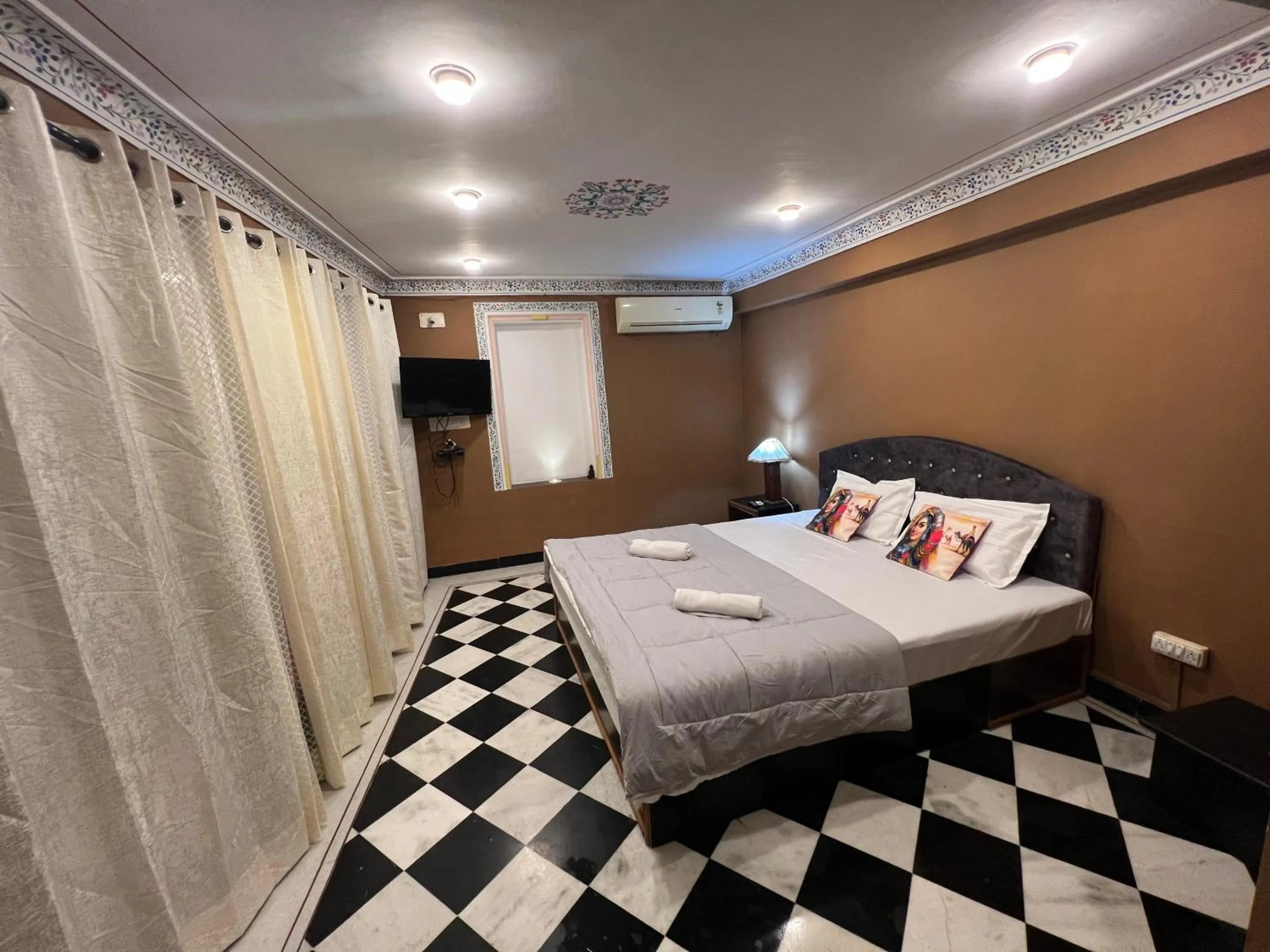 Living room, Bed in Hotstel Udaipur