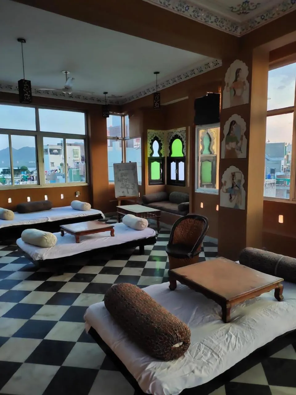 Restaurant/places to eat in Hotstel Udaipur