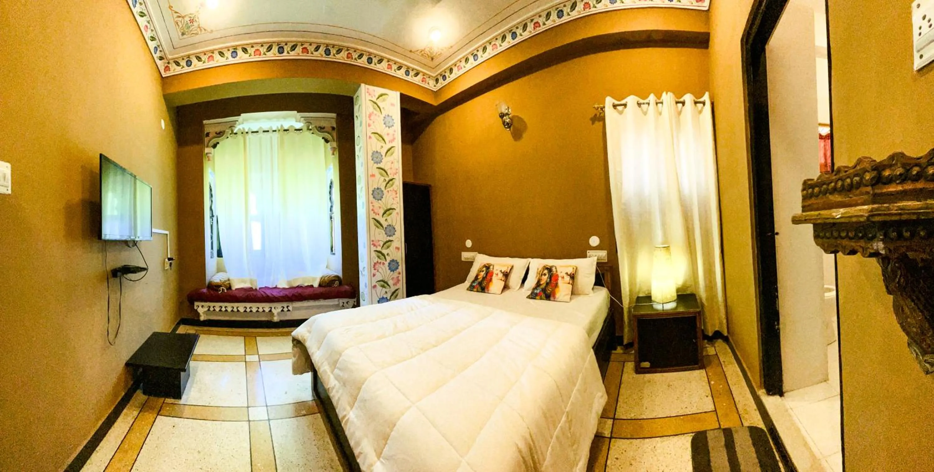 TV and multimedia, Bed in Hotstel Udaipur