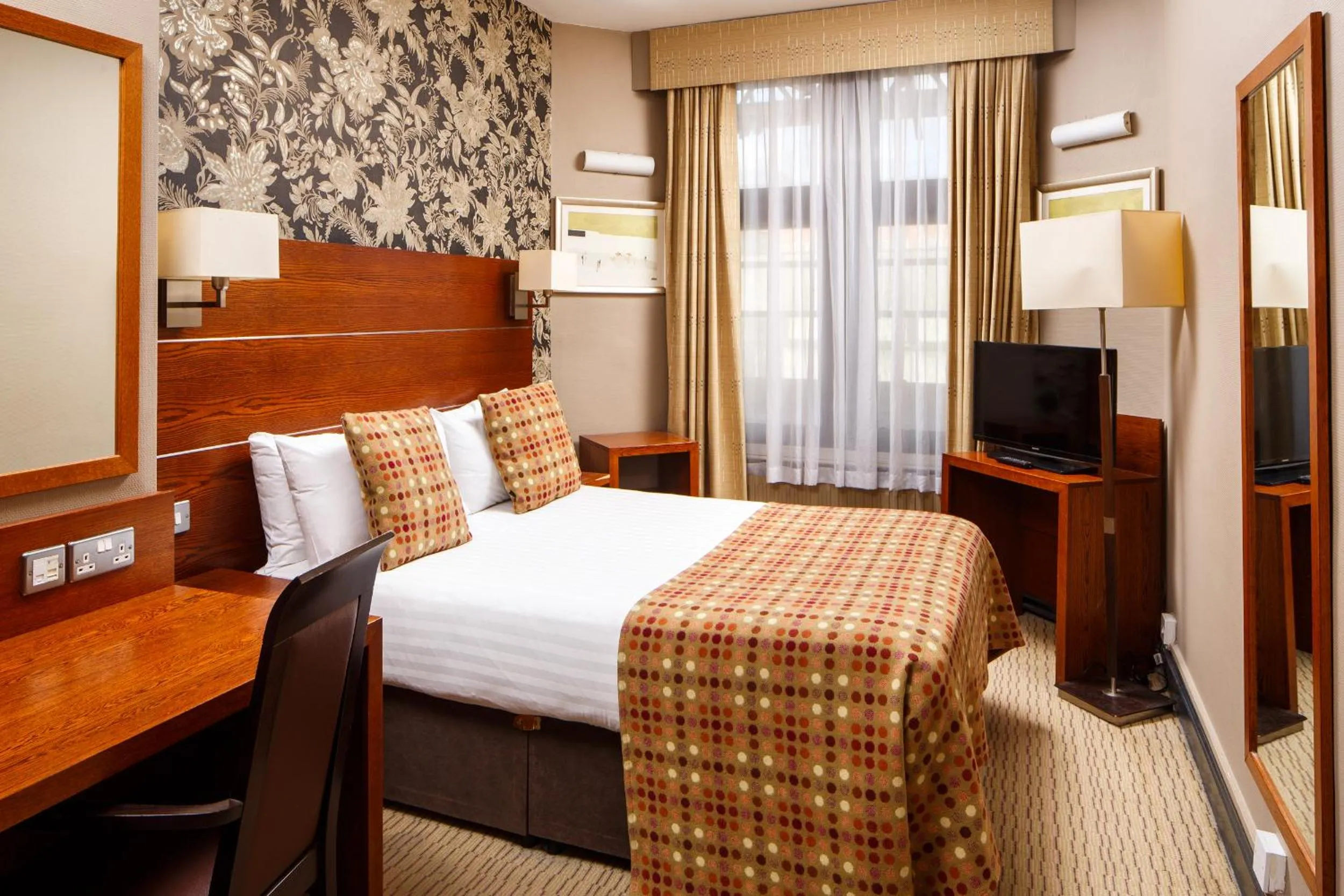 Bed in Mercure Leicester The Grand Hotel