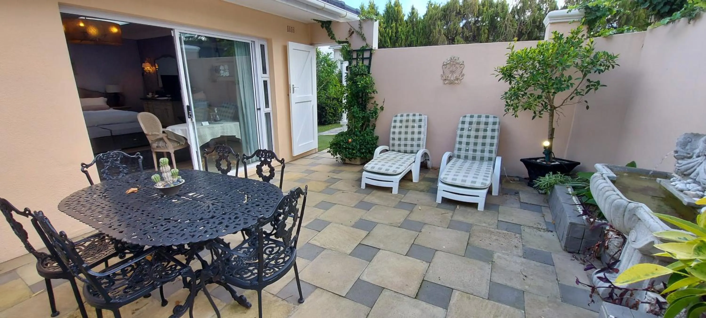 Inner courtyard view in Roosboom Guest Apartments