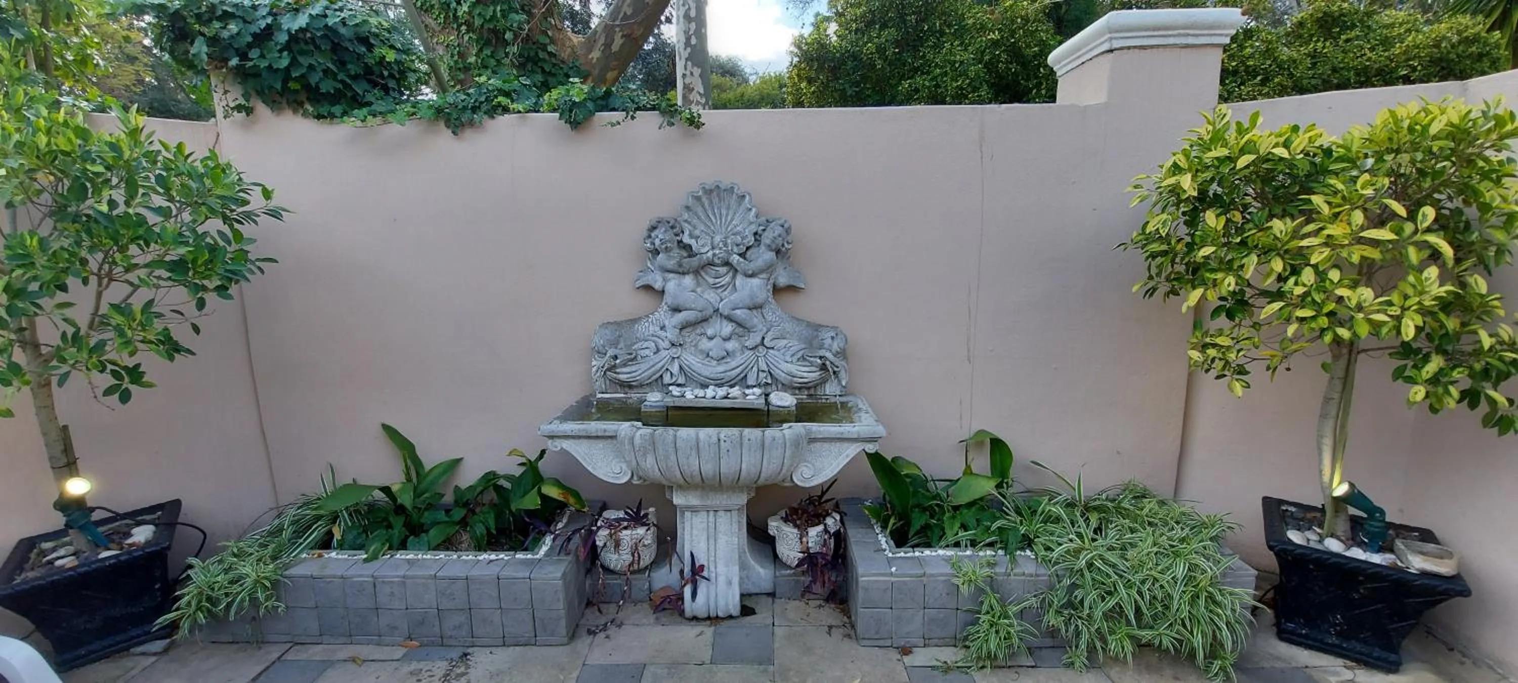 Inner courtyard view in Roosboom Guest Apartments