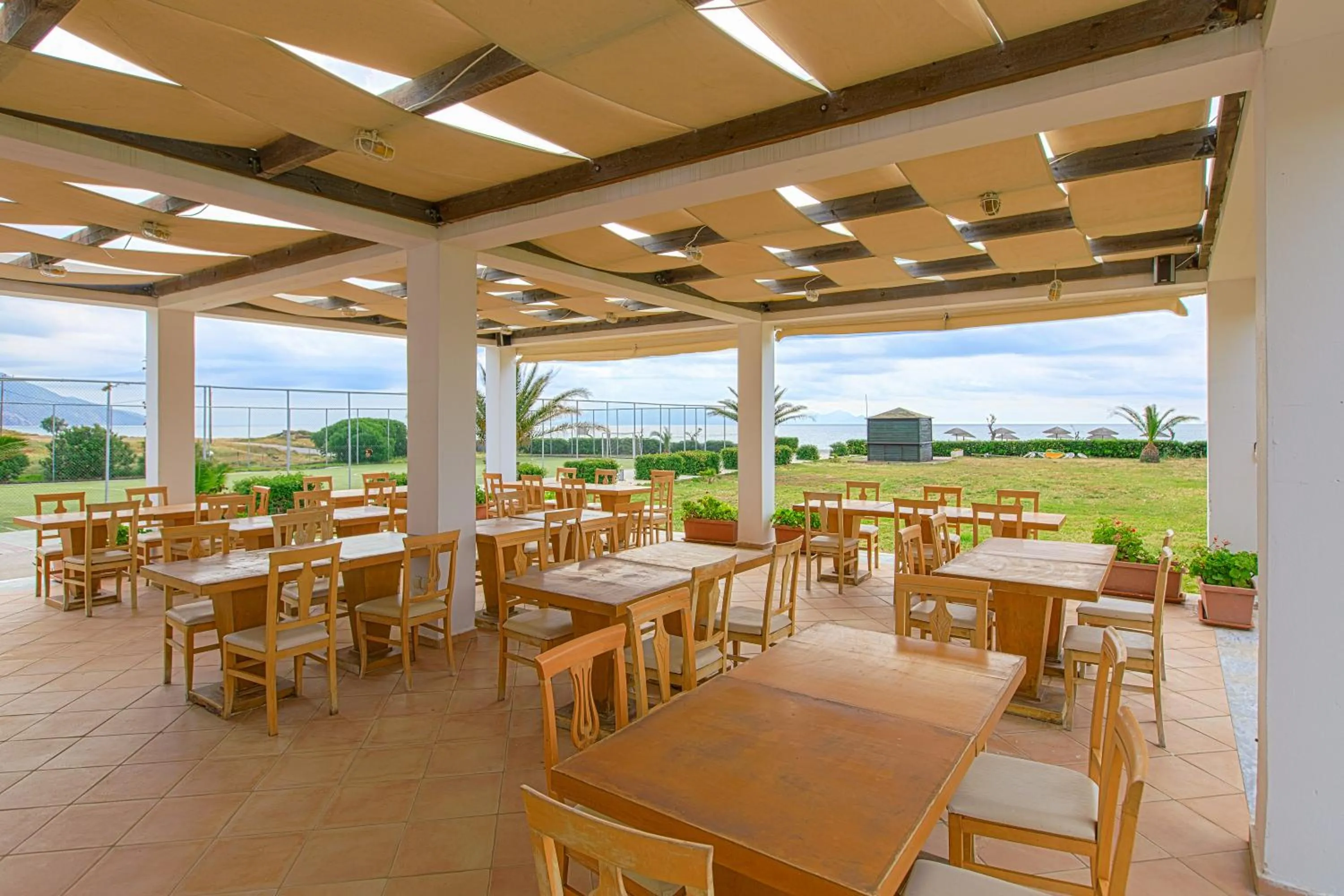 Restaurant/places to eat in Sovereign Beach Hotel