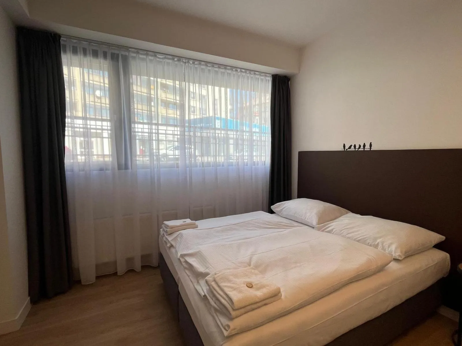 Bedroom, Bed in Post 120 Suites