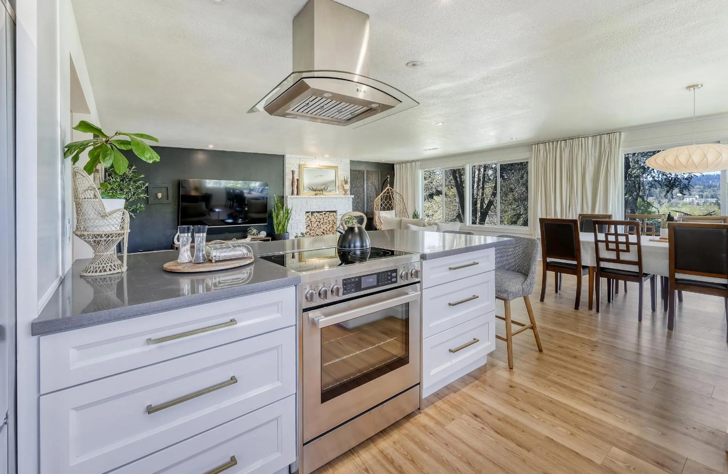 Kitchen or kitchenette in Zen Haus Serene Retreat, prime location with views