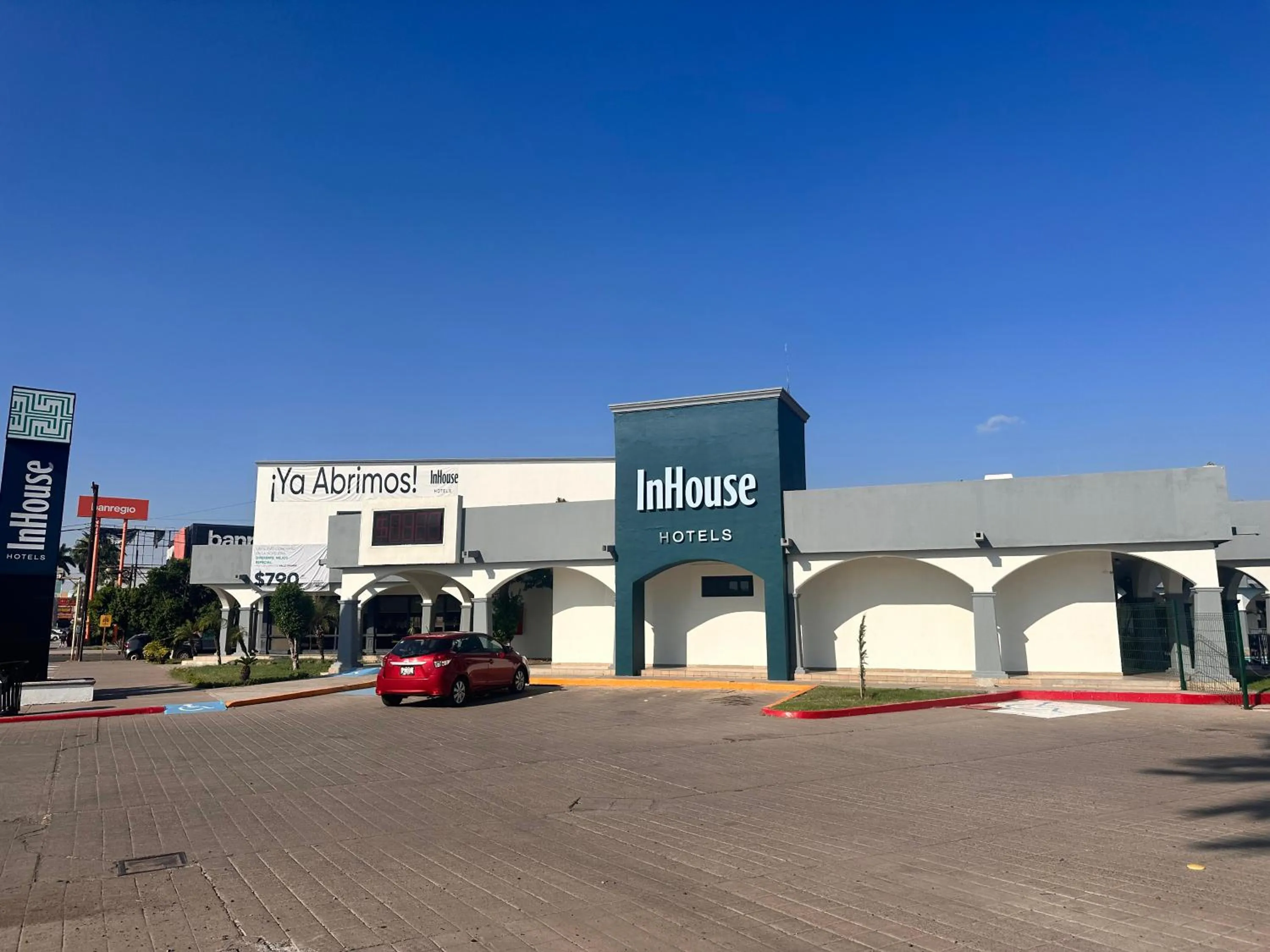 Property building in InHouse Hotel Obregón