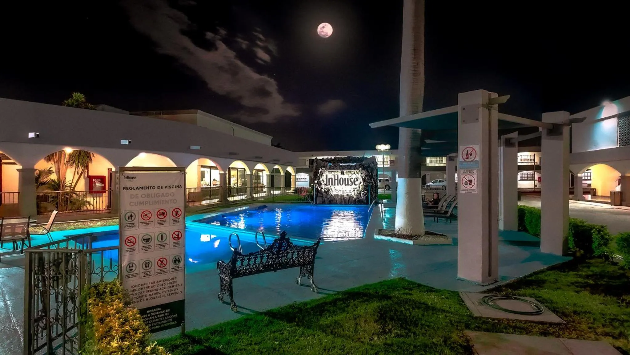 Property building in InHouse Hotel Obregón