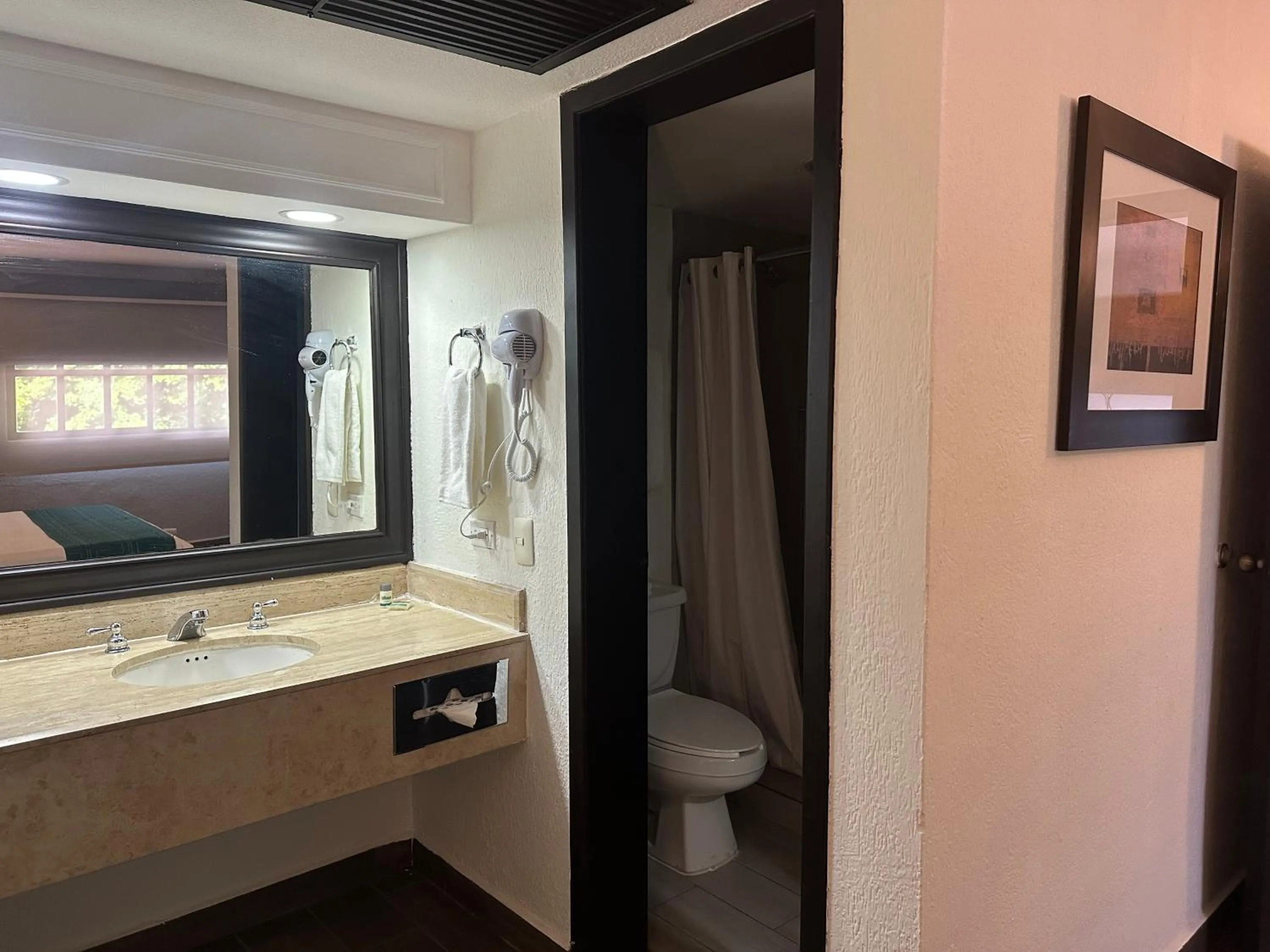 Shower in InHouse Hotel Obregón