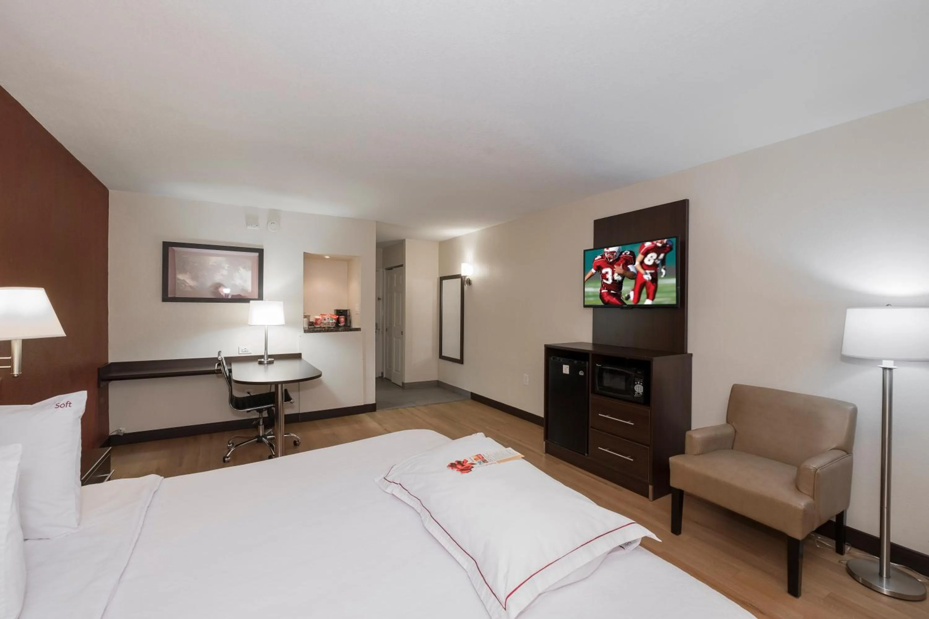 Photo of the whole room, Bed in Red Roof Inn PLUS+ Poughkeepsie