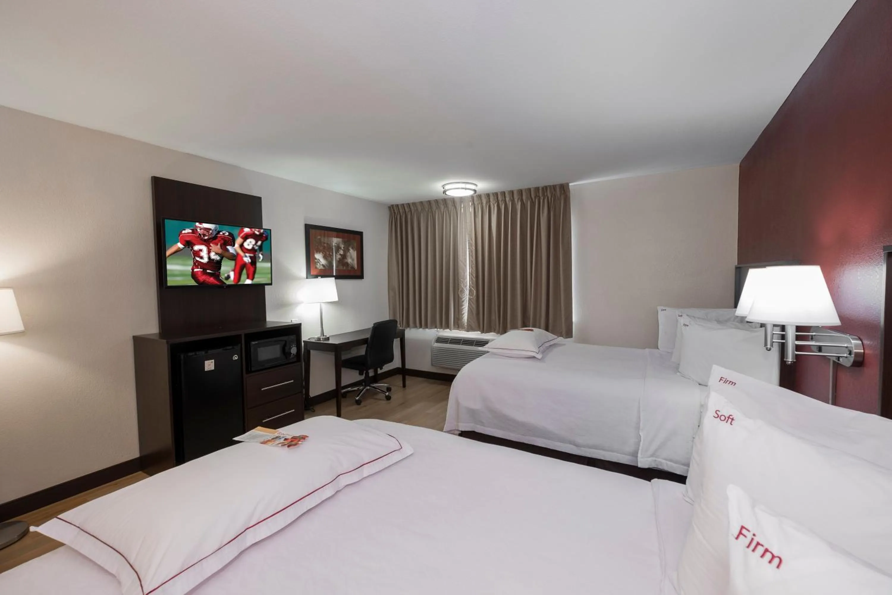 Photo of the whole room, Bed in Red Roof Inn PLUS+ Poughkeepsie