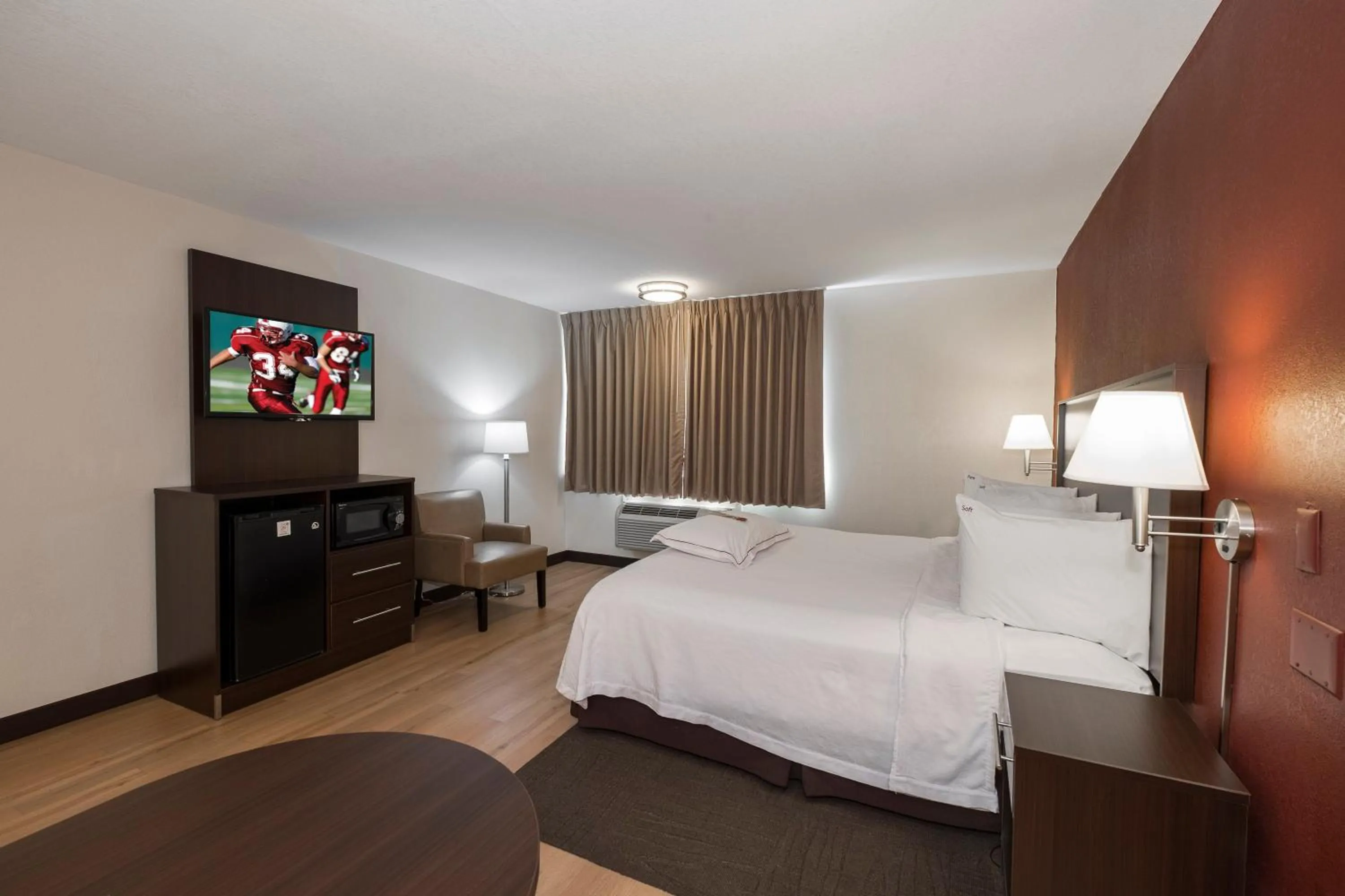 Photo of the whole room, Bed in Red Roof Inn PLUS+ Poughkeepsie