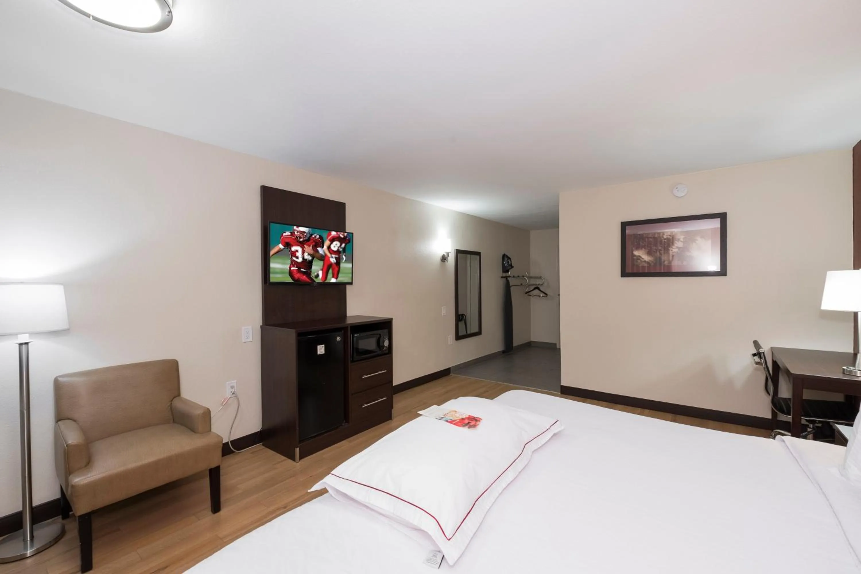 Photo of the whole room, Bed in Red Roof Inn PLUS+ Poughkeepsie