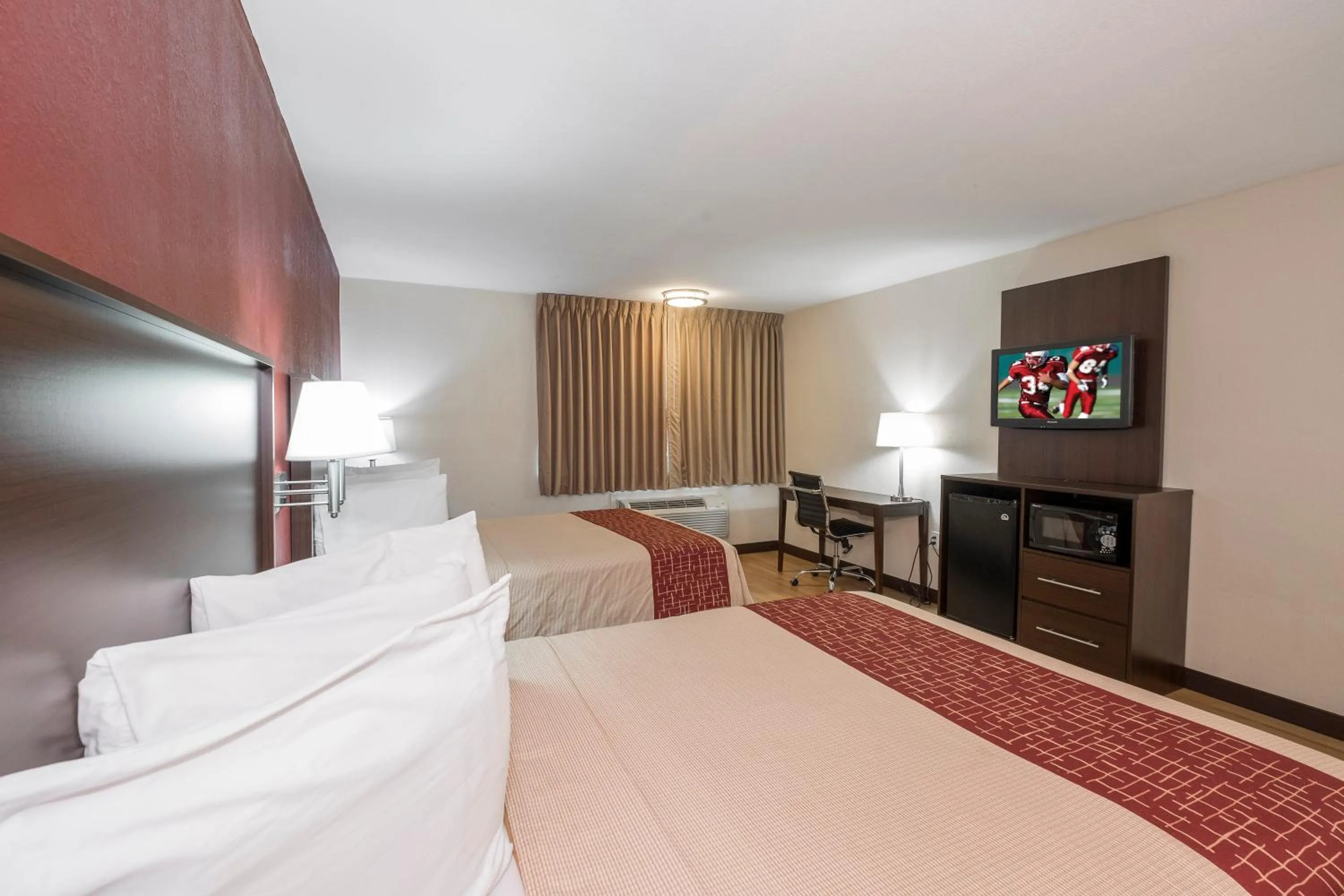 Photo of the whole room, Bed in Red Roof Inn PLUS+ Poughkeepsie