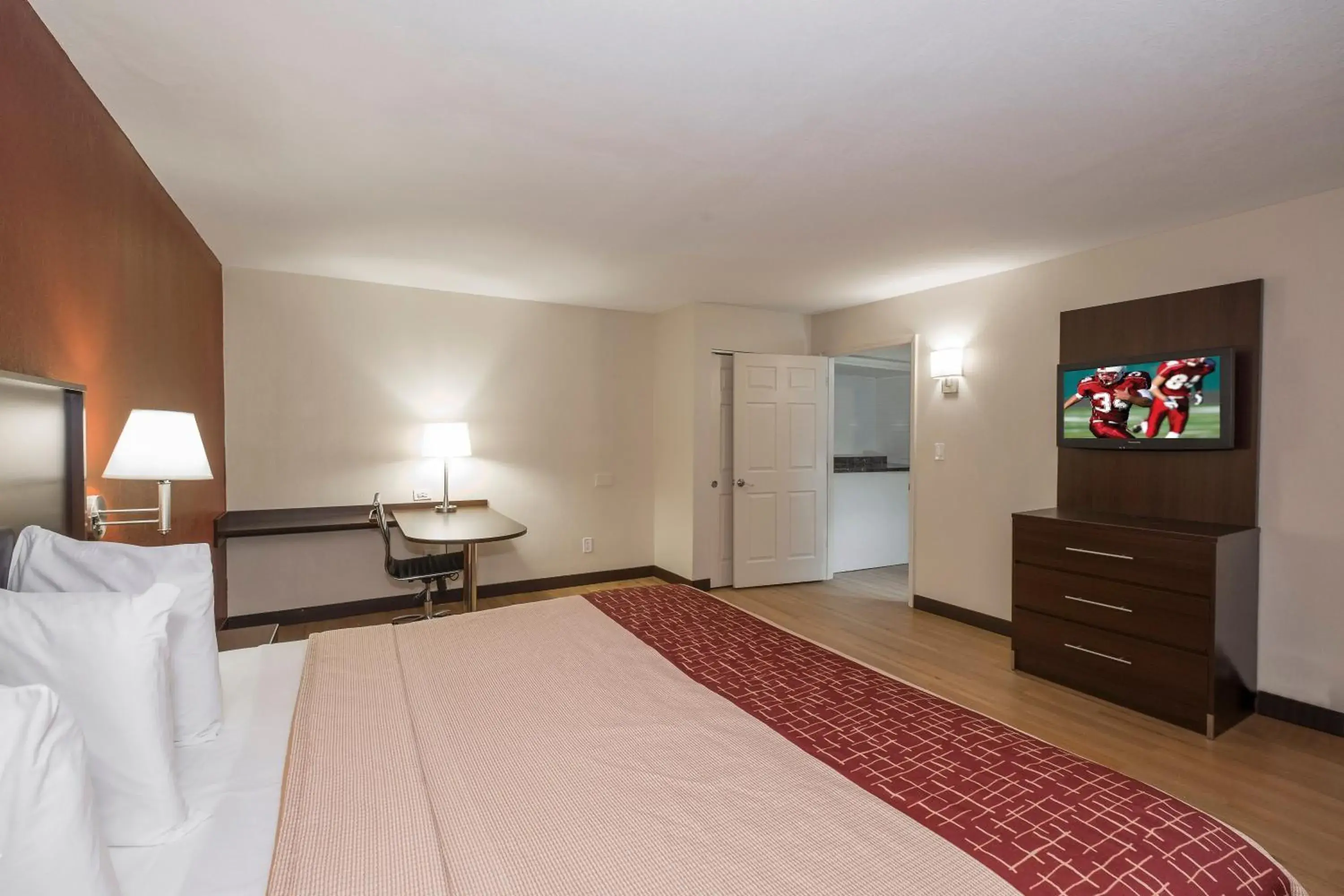 Deluxe King Room Smoke Free in Red Roof Inn PLUS+ Poughkeepsie Deluxe King Room Smoke Free in Red Roof Inn PLUS+ Poughkeepsie