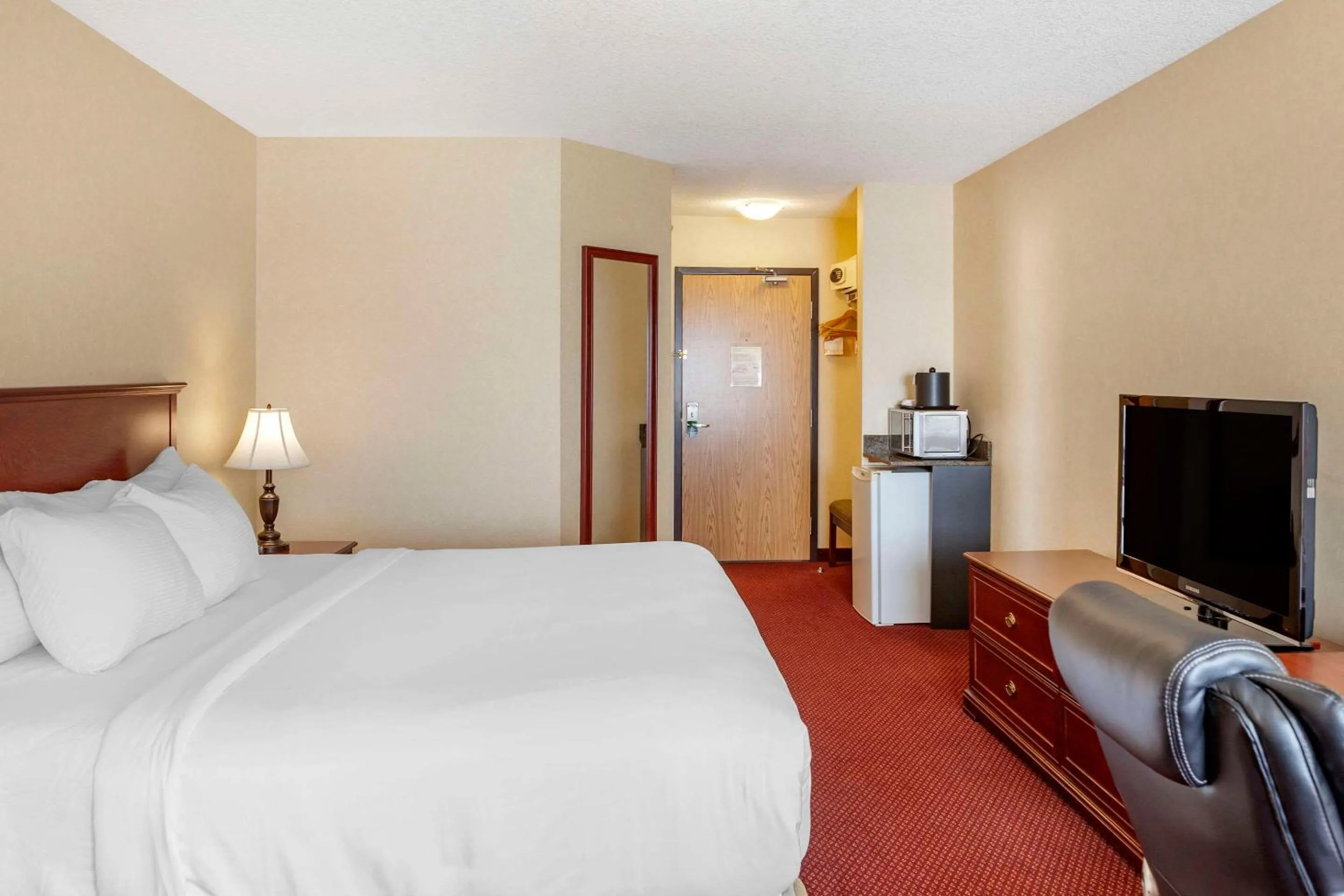 Bedroom, Bed in Quality Inn & Suites Edmonton International Airport