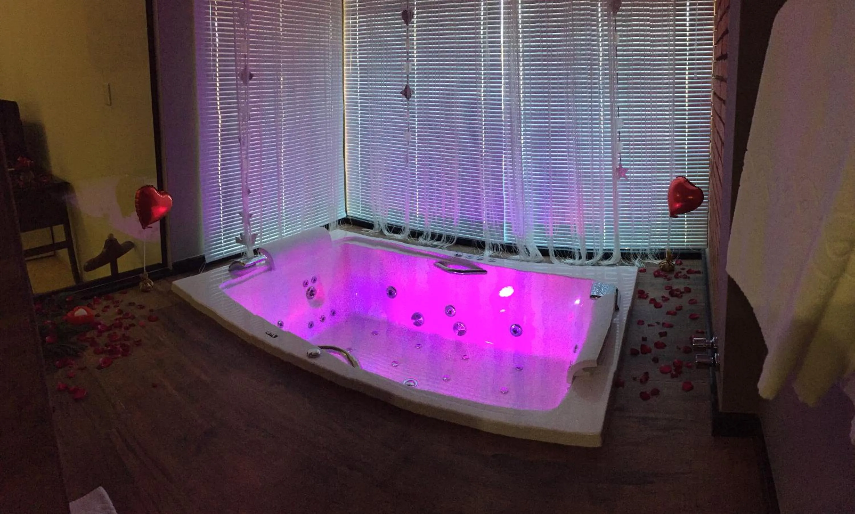 Bathroom in Tenondé Park Hotel