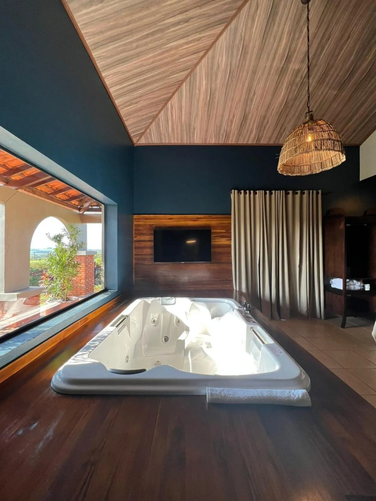 Hot Tub in Tenondé Park Hotel