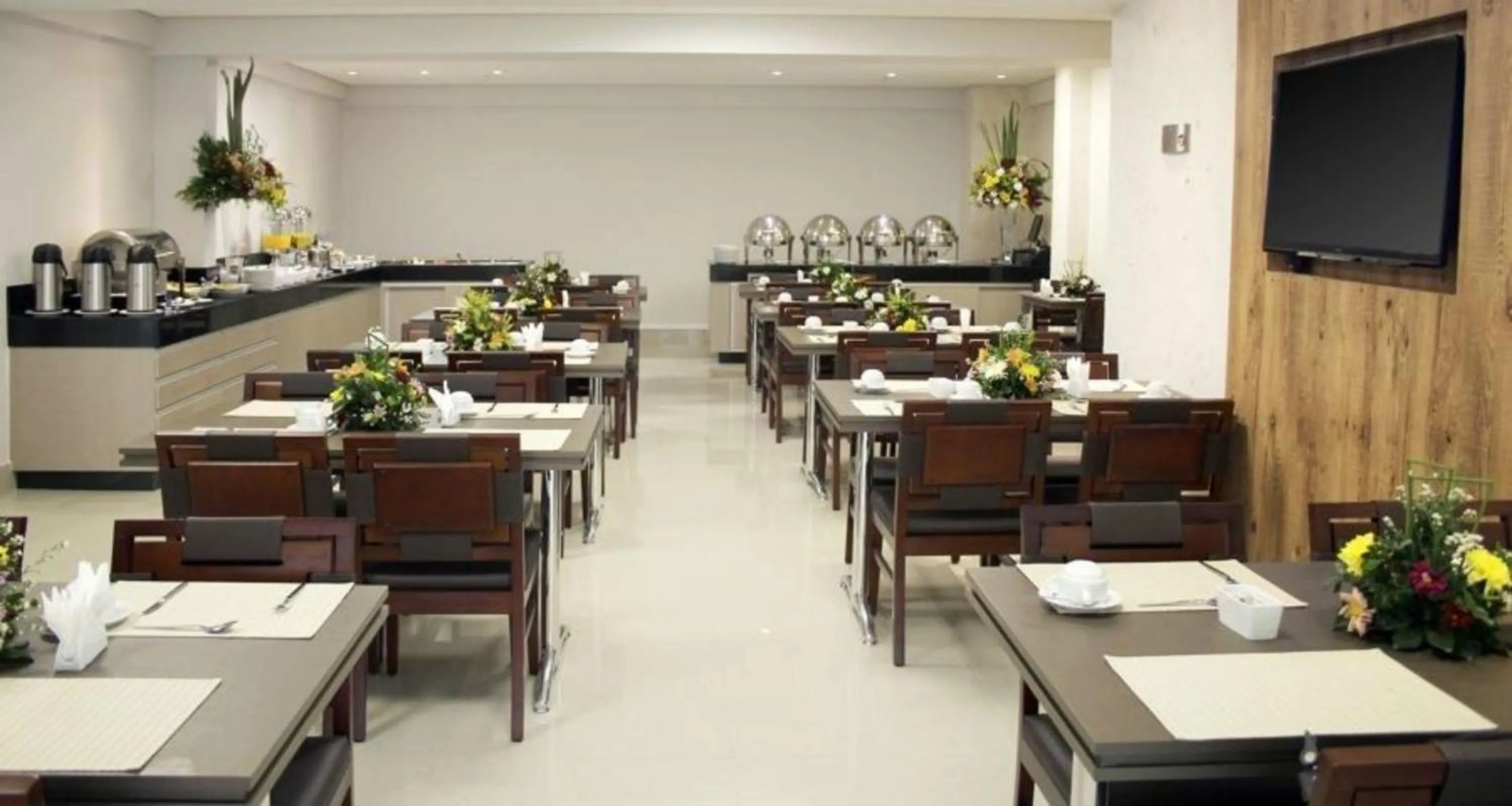 Restaurant/places to eat in Hotel Beaga Convention Expominas by MHB