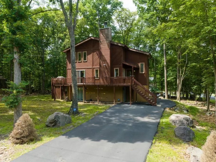 Property building in Cozy Chalet Game Rm and Fireplace