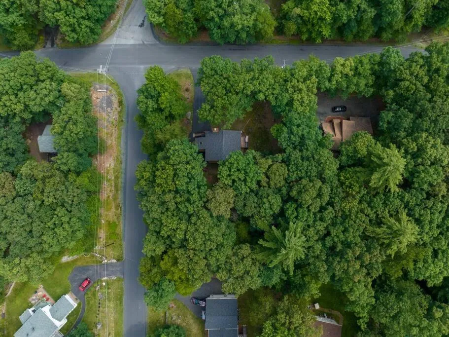 Neighbourhood in Cozy Chalet Game Rm and Fireplace