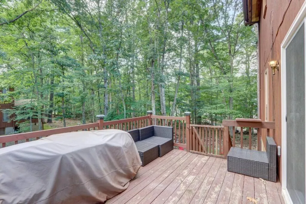 Balcony/Terrace in Cozy Chalet Game Rm and Fireplace