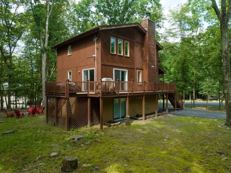 Property building in Cozy Chalet Game Rm and Fireplace