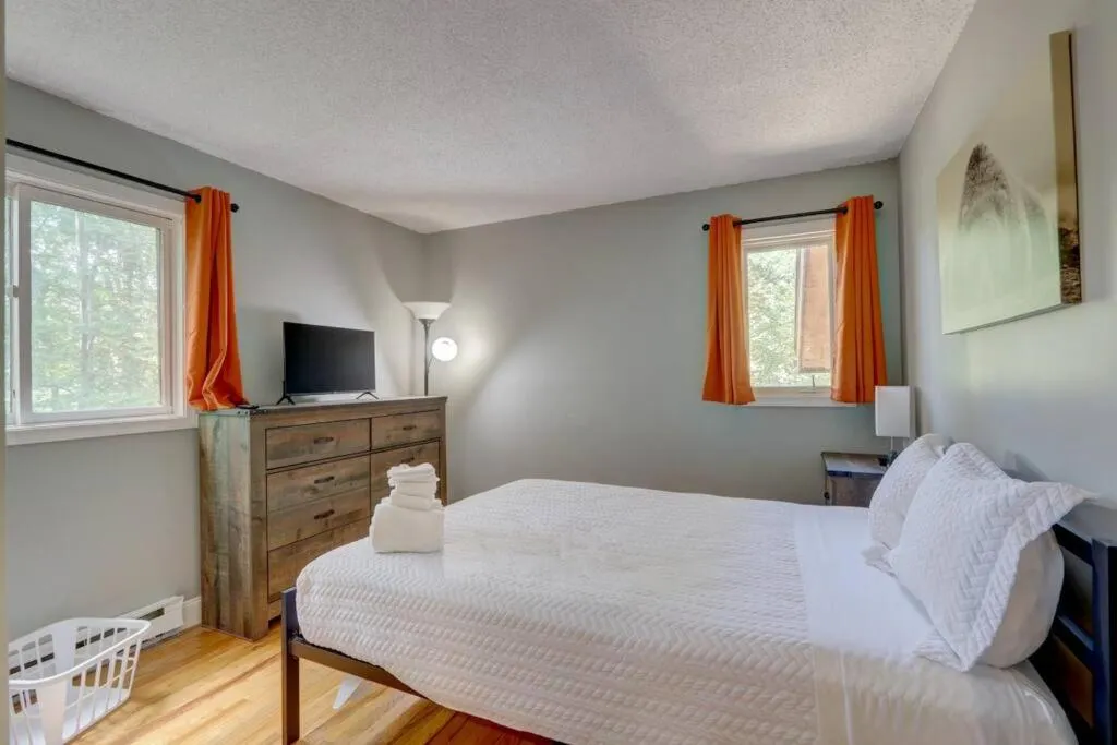 Bedroom, Bed in Cozy Chalet Game Rm and Fireplace