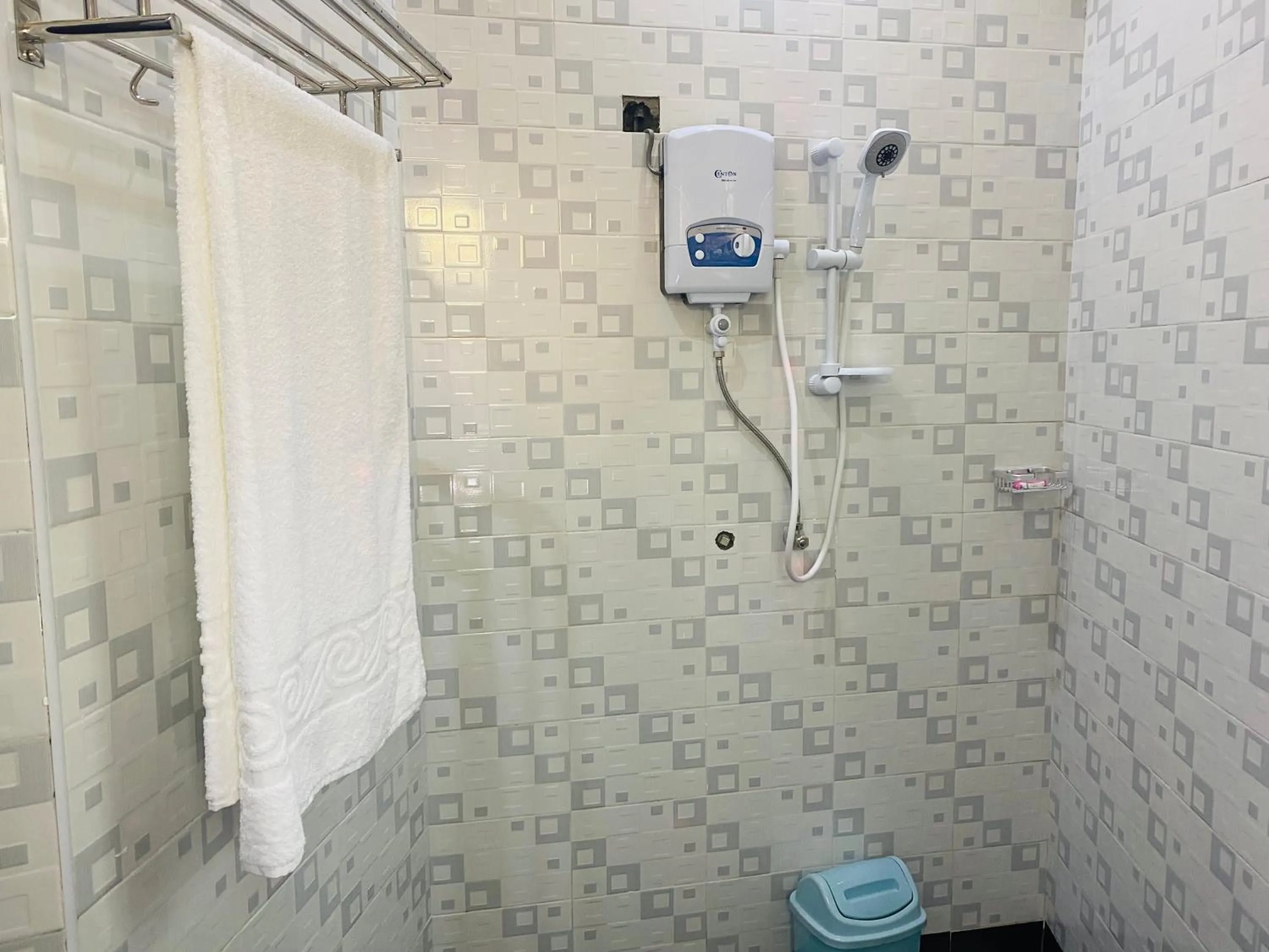 Shower in Dyvan Lounge & Cottages